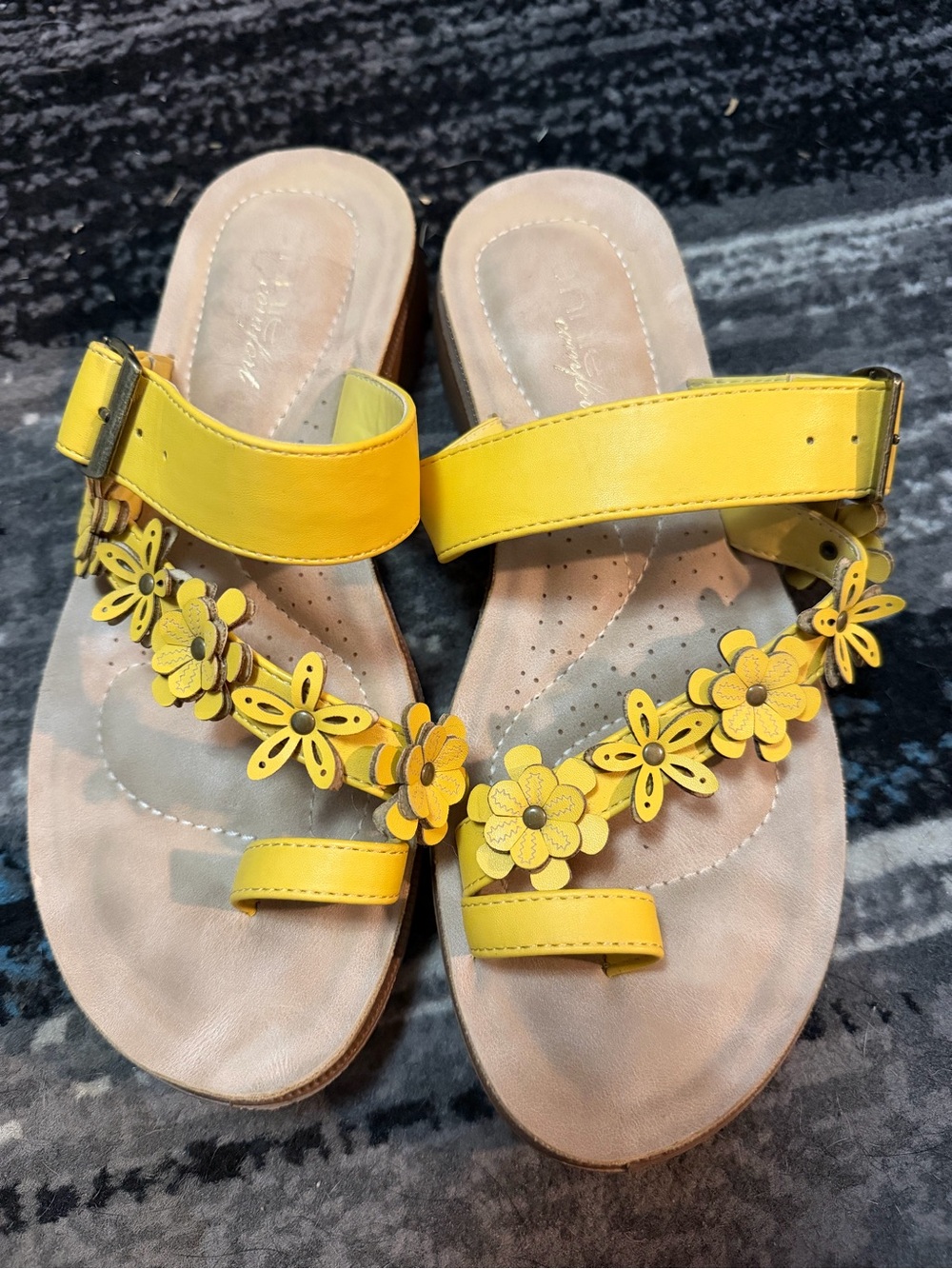 Annie Comfort “Abetsy” Yellow Floral Embellished Sandals Size 8M